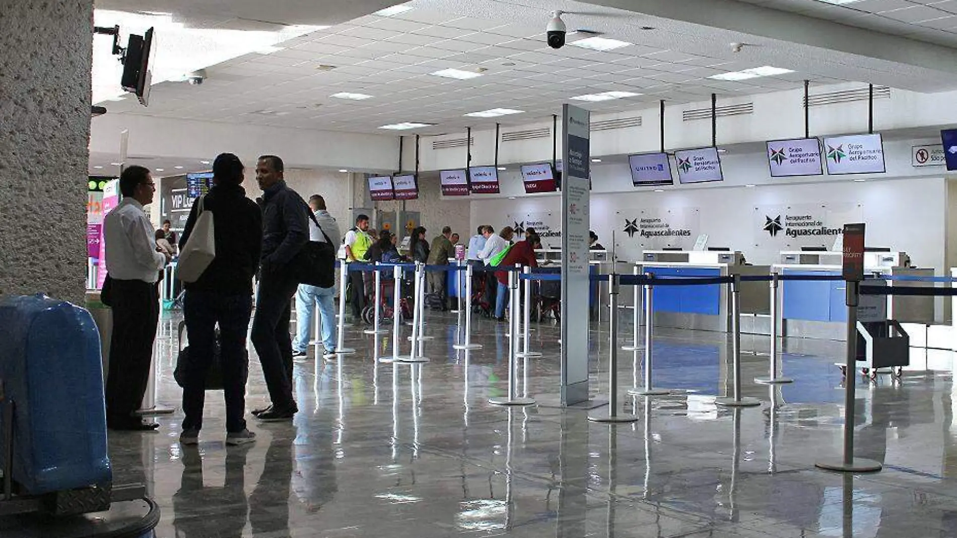 usuarios en terminal del aeropuerto de Ags